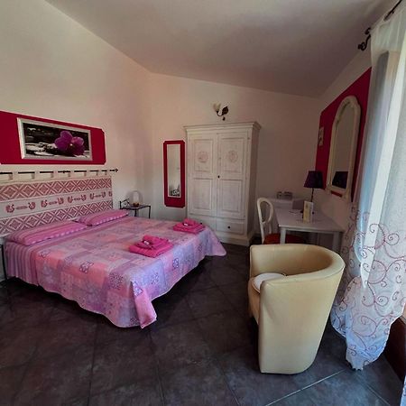 Locazioni Brevi La Rosaviola Guest Rooms Teulada Exteriör bild